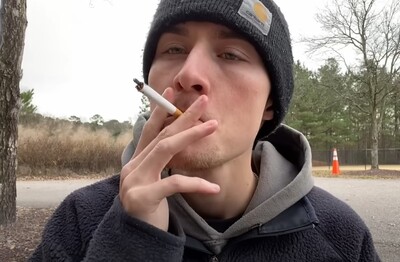 Лечение зависимости от табакокурения в Добрянке Мужчина с сигаретой делает затяжку