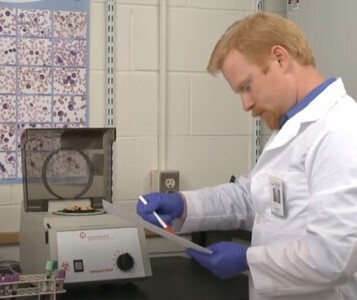 Клиника лечения наркозависимости в Добрянке Врач в кабинете клиники