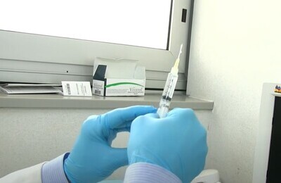 Проведение кодирования Вивитролом в Добрянке Шприц с Вивитролом в руках у врача